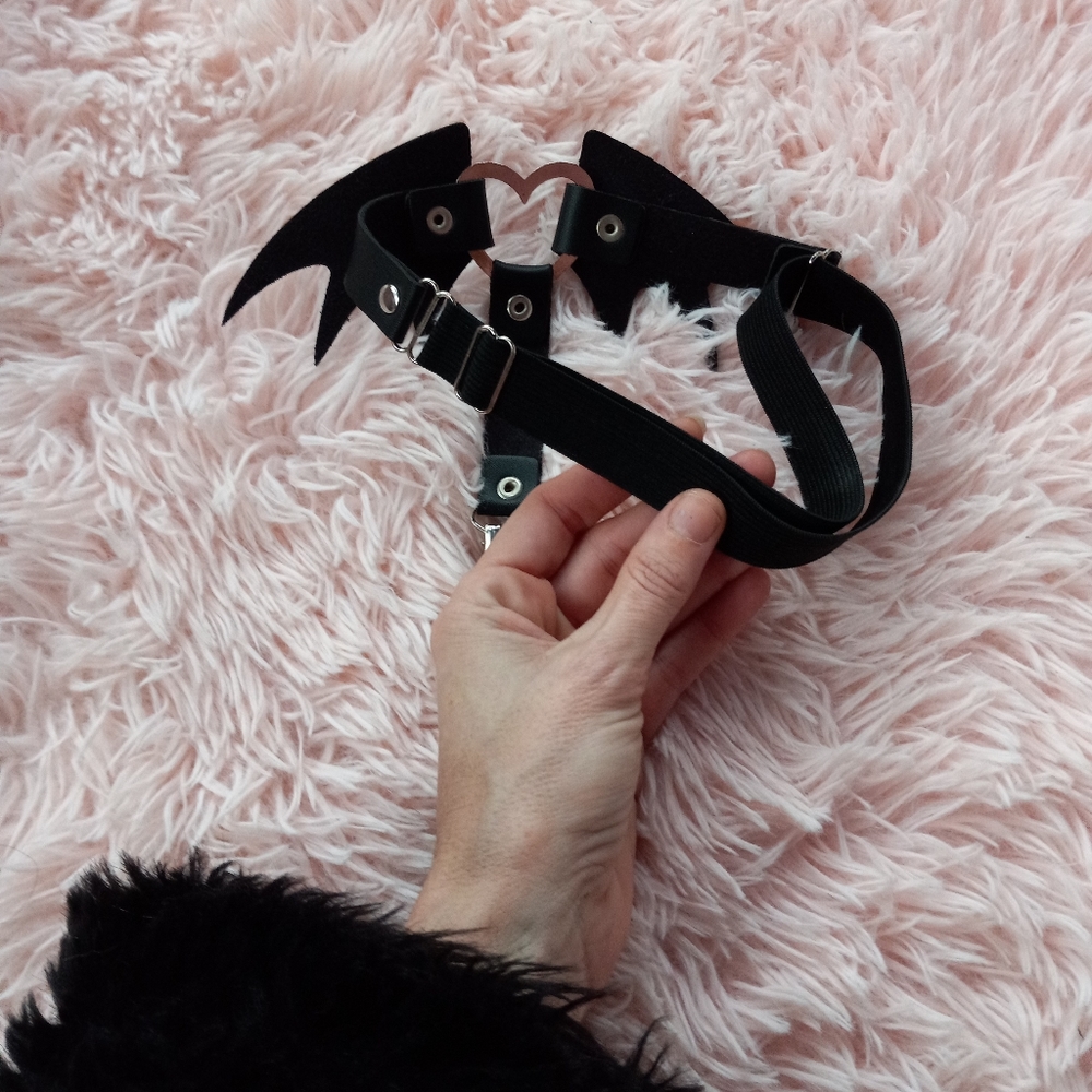 Vegan leather sexy thigh garter w/heart and bat wing detail- nwot - Picture 3 of 4